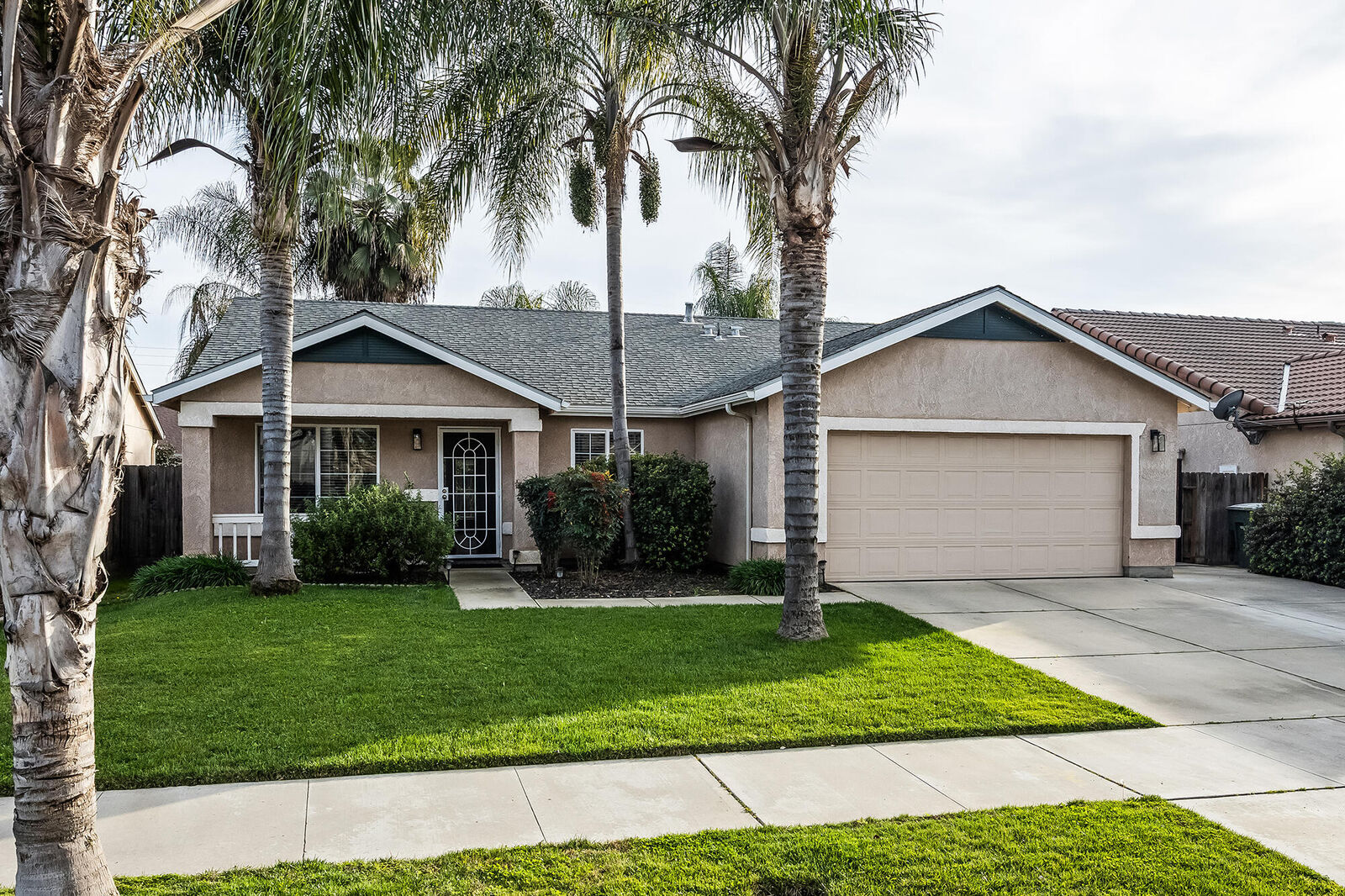 Property Photo: 2841 W Prescott Avenue CA 93291