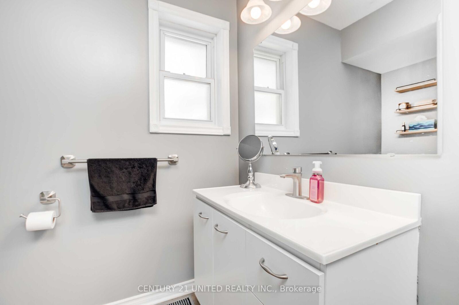 Property Photo:  345 Victoria Street  ON K0L 1L0 