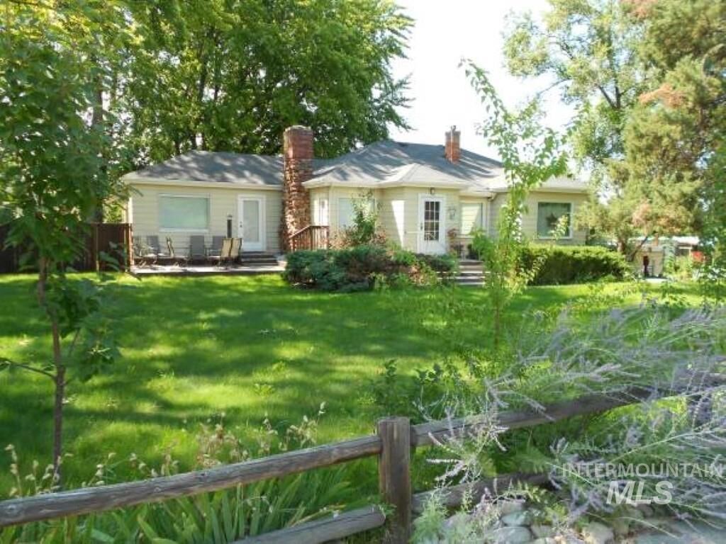 Property Photo:  1119 N Eagle Rd  ID 83616-5017 