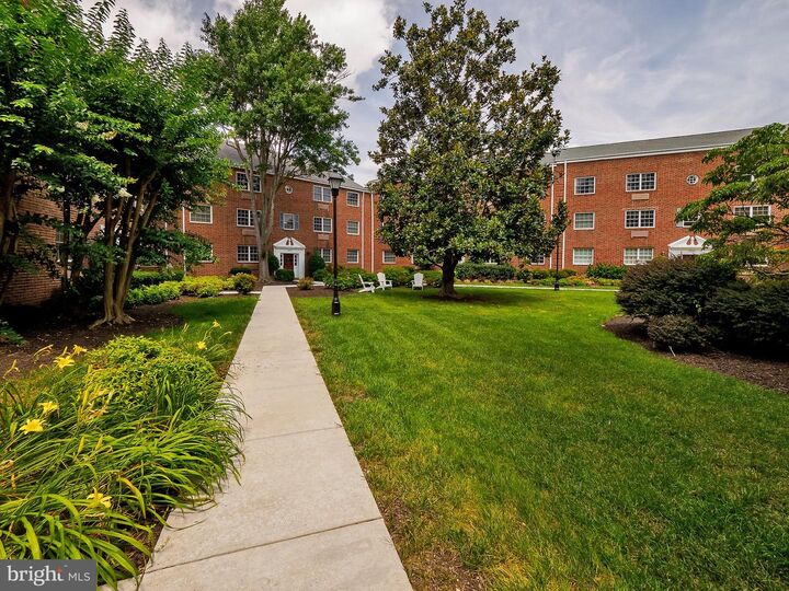 Property Photo:  1608 W Abingdon Drive 102  VA 22314 