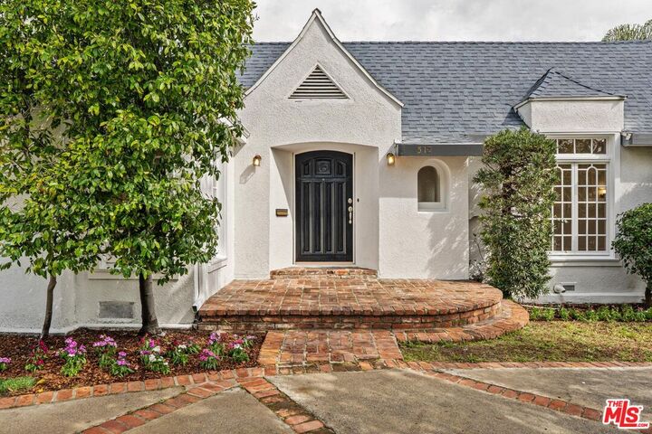 Property Photo:  512 N Elm Dr  CA 90210 