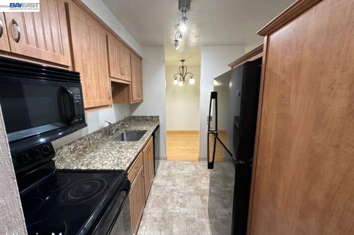 Property Photo:  555 Jean St 528  CA 94610 