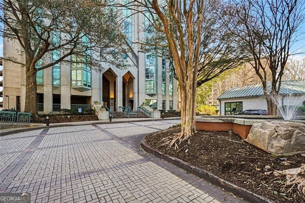 Property Photo: 2870 Pharr Court NW 1806 GA 30305