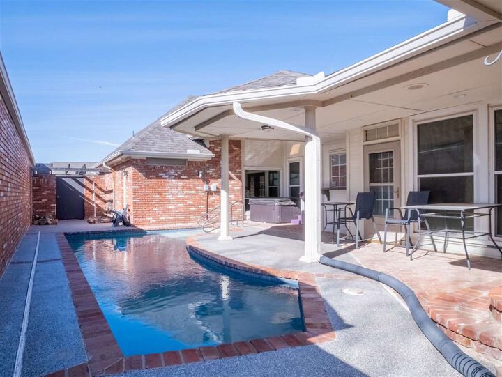 Property Photo:  611 NW Waterford Drive  OK 73505 