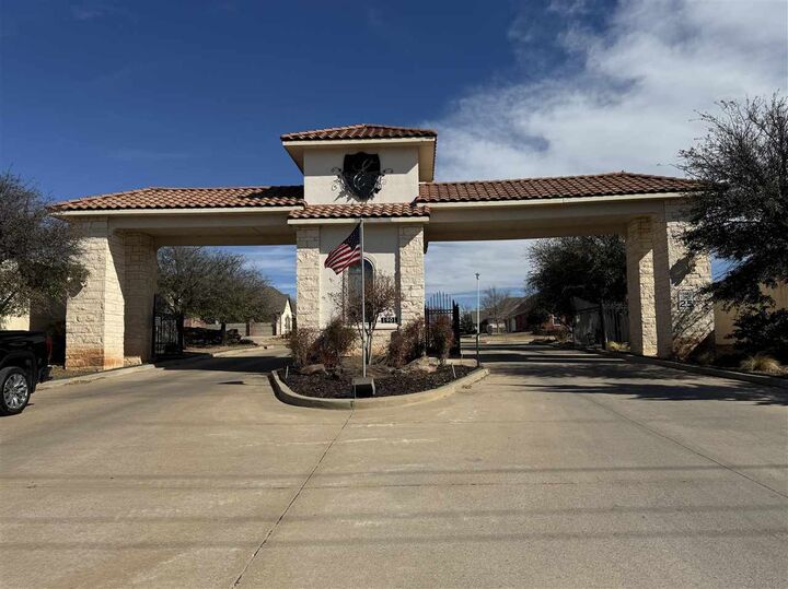 Property Photo:  1621 NW Leona Cir  OK 73505 