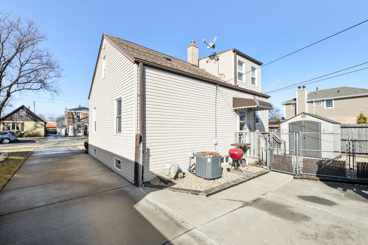 Property Photo: 10323 S Troy Avenue IL 60655