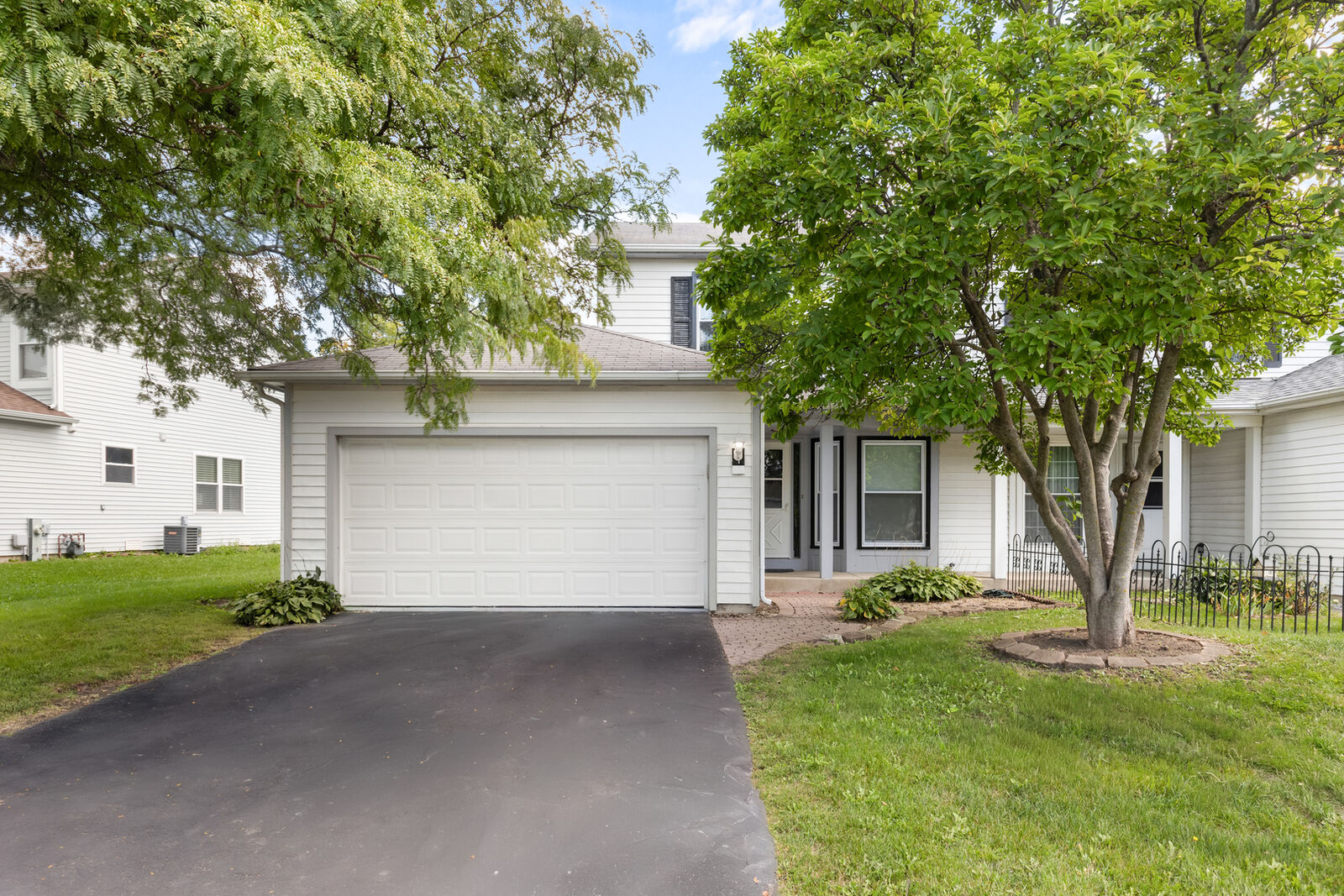 Property Photo: 1103 Southbridge Lane IL 60194