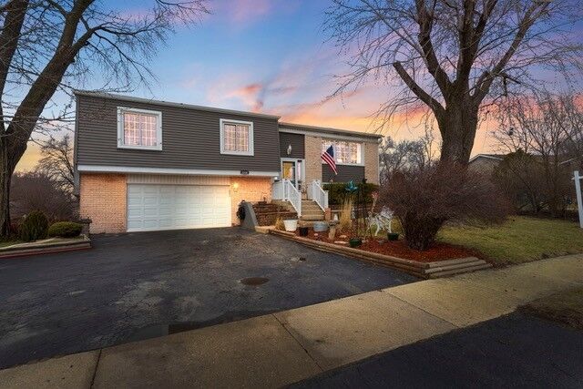 Property Photo:  2208 Hiawatha Parkway  IL 60517 