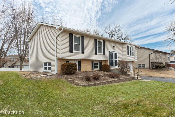 Property Photo: 668 Londonberry Lane IL 60440