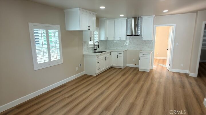 Property Photo:  910 E 77th  CA 90001 