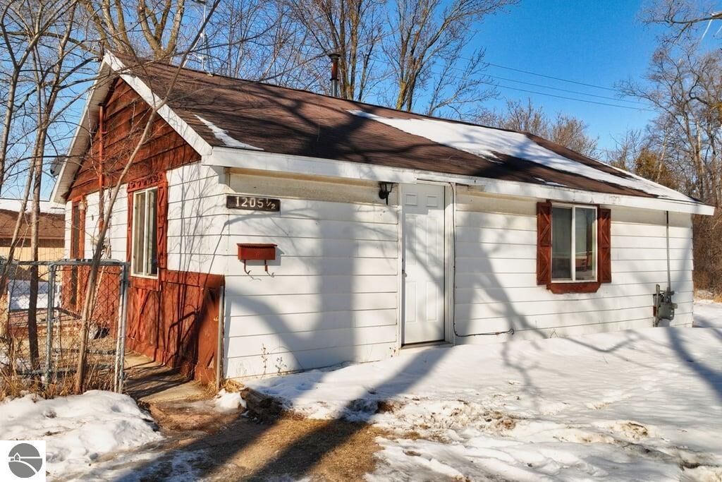 Property Photo:  1205 N Kinney Avenue  MI 48858 