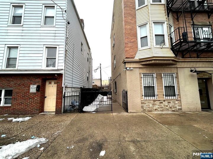 Property Photo:  239 Harrison Avenue 1  NJ 07029 