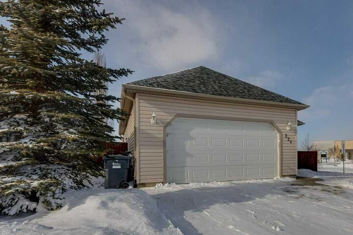 Property Photo:  224 Iverson Close  AB T4R 3M7 