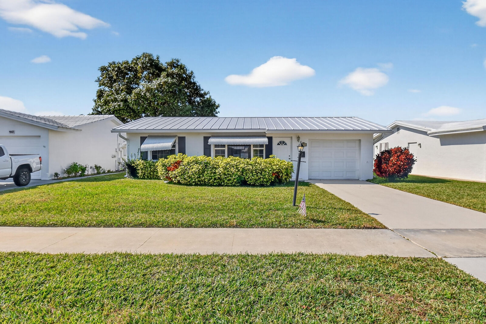 Property Photo:  1904 SW Golf Lane  FL 33426 