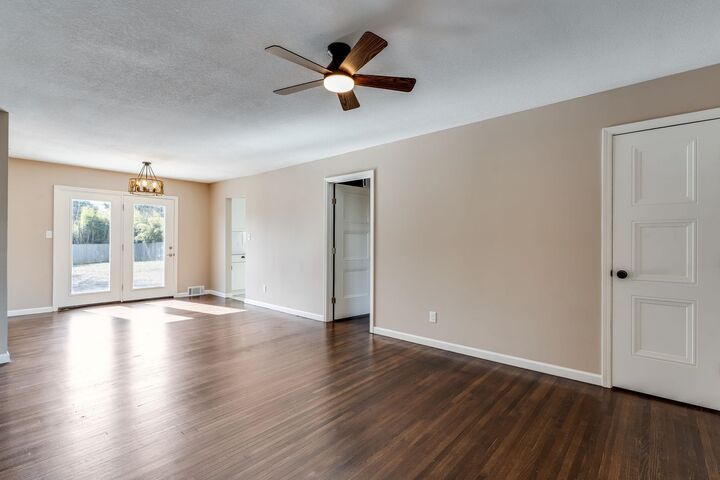 Property Photo: 537 N Oakwood Dr KS 67208