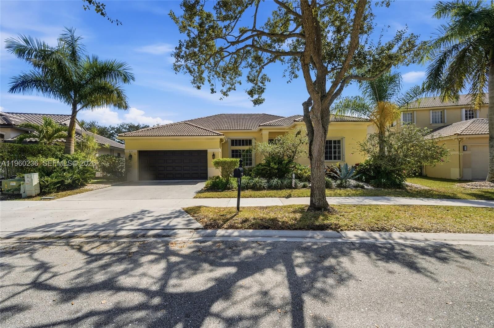 Property Photo:  833 Crestview Cir  FL 33327 