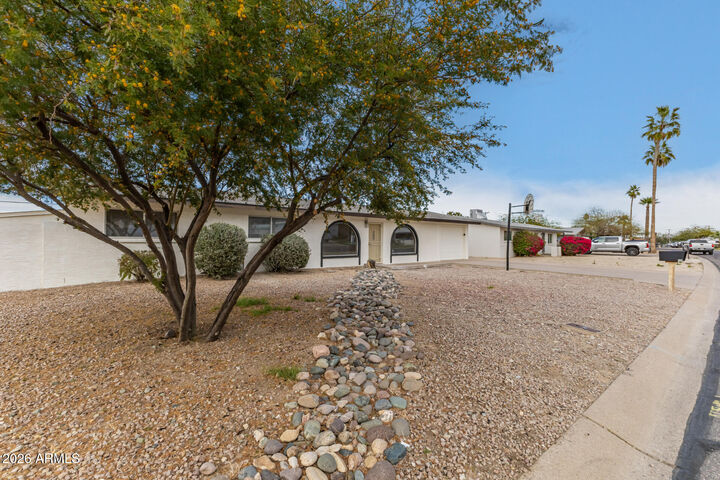 Property Photo:  328 E Monte Way  AZ 85042 