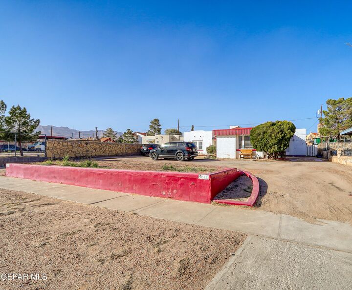 Property Photo:  4609-4611 La Luz Avenue  TX 79903 