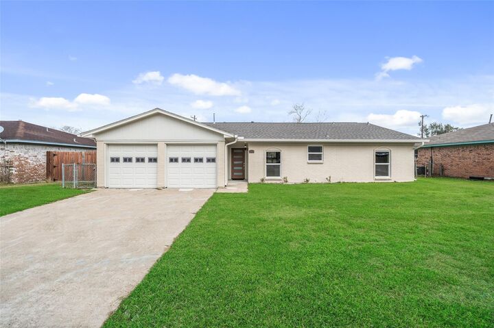 Property Photo: 355 Windsor Square TX 77511
