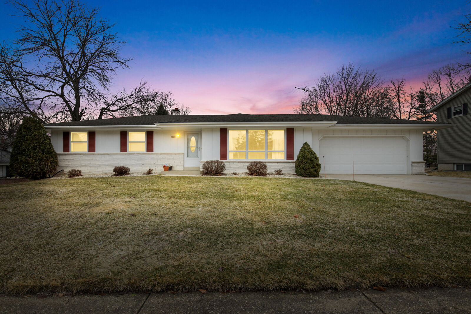 Property Photo: 1621 Woodridge Rd WI 53095