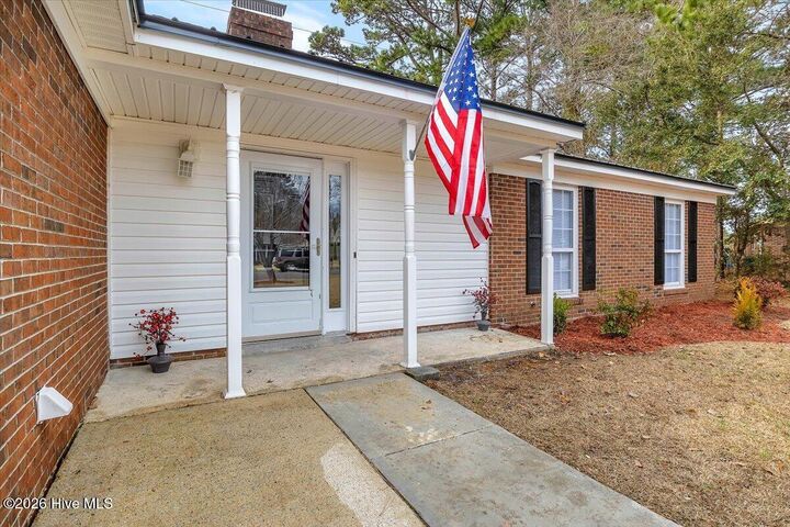 Property Photo:  512 E Springhill Terrace  NC 28546 