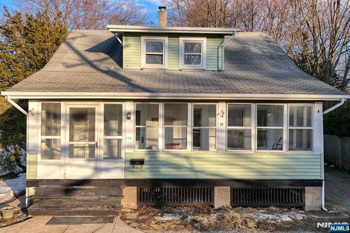 Property Photo:  754 Wyckoff Avenue  NJ 07481 