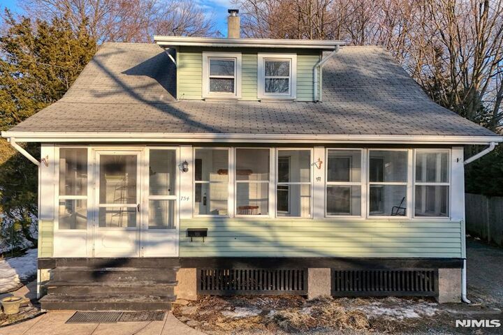 Property Photo:  754 Wyckoff Avenue  NJ 07481 