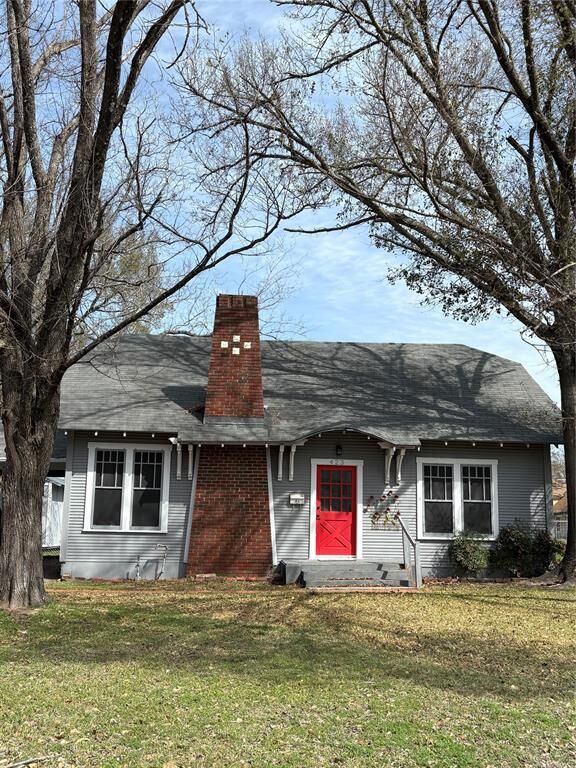 Property Photo:  423 E Navasota Street  TX 76642 