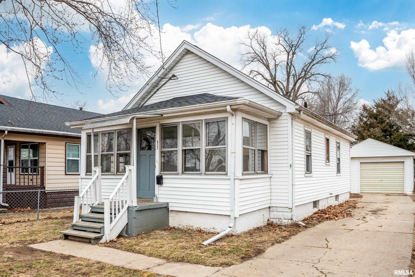 Property Photo:  911 E Moneta Avenue  IL 61616 