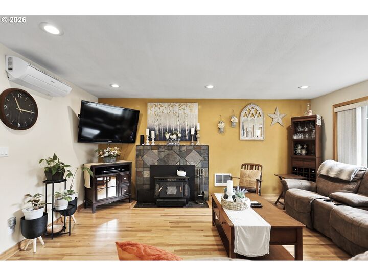 Property Photo: 1625 E 13th Pl OR 97058