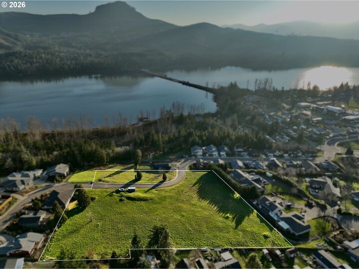 Property Photo:  Wetleau Dr.  OR 97452 