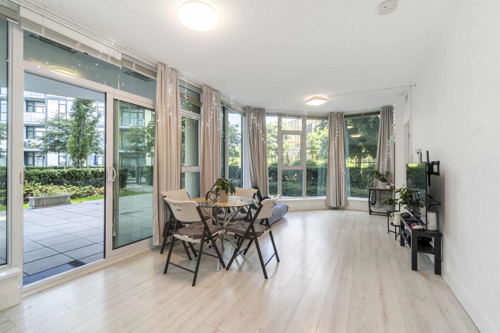 Property Photo:  7388 Kingsway 402  BC V3N 0G9 