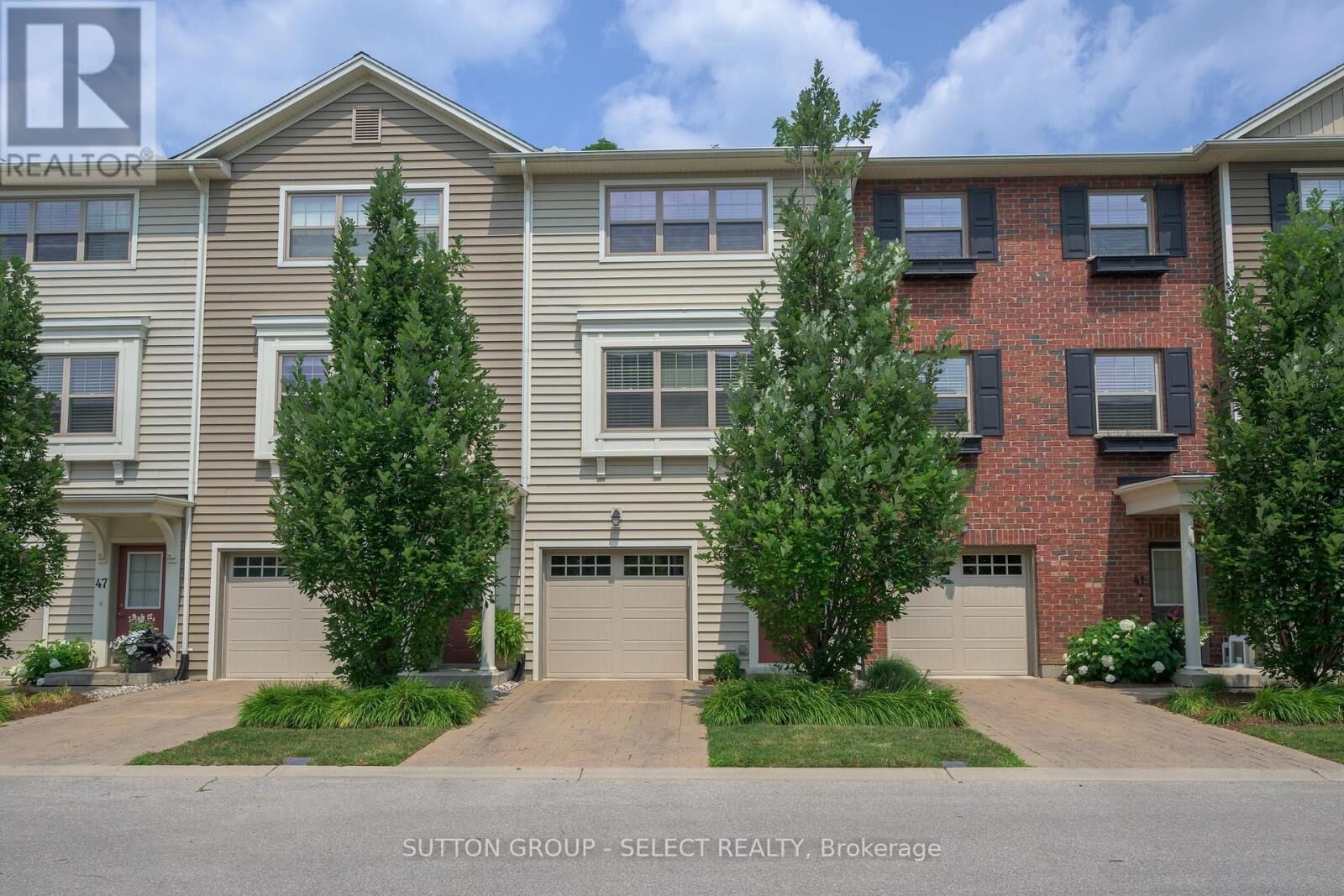 Property Photo:  1040 Coronation Drive 43  ON N6G 0R8 