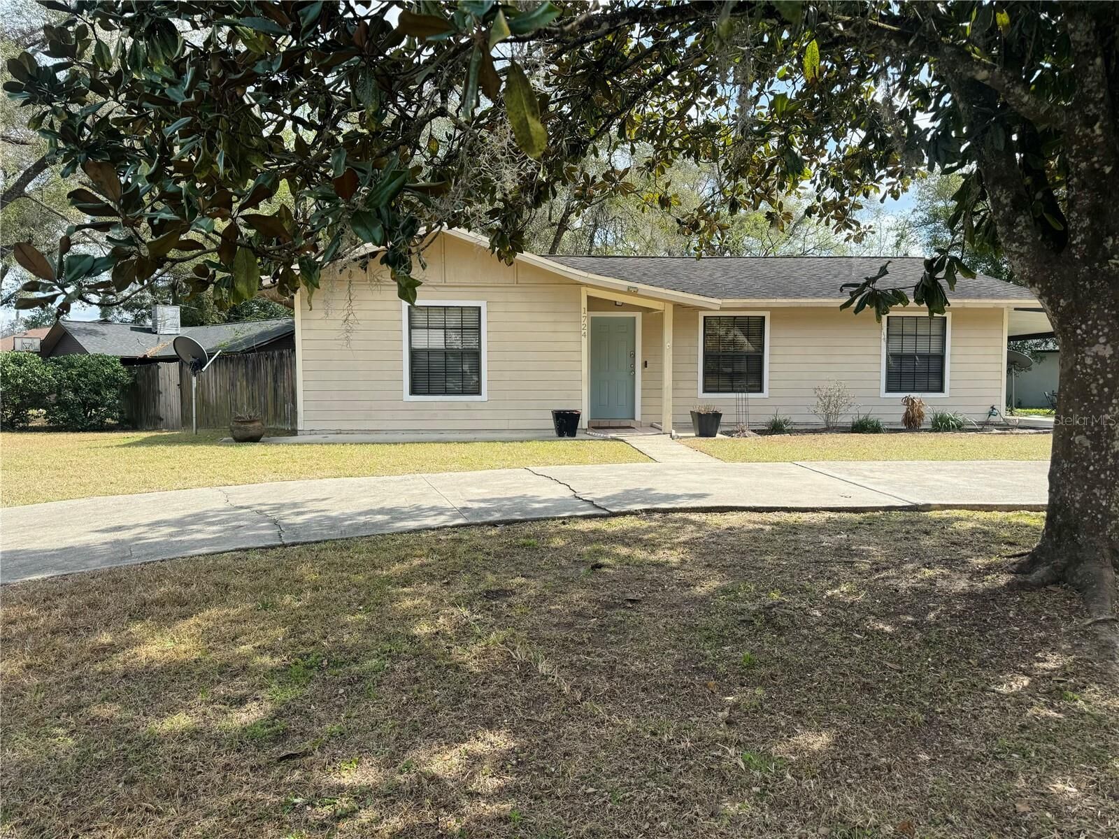 Property Photo: 1724 NE 30th Street FL 34479