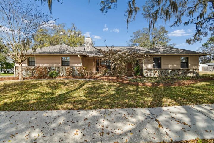 Property Photo:  1509 Teakwood Drive  FL 33563 