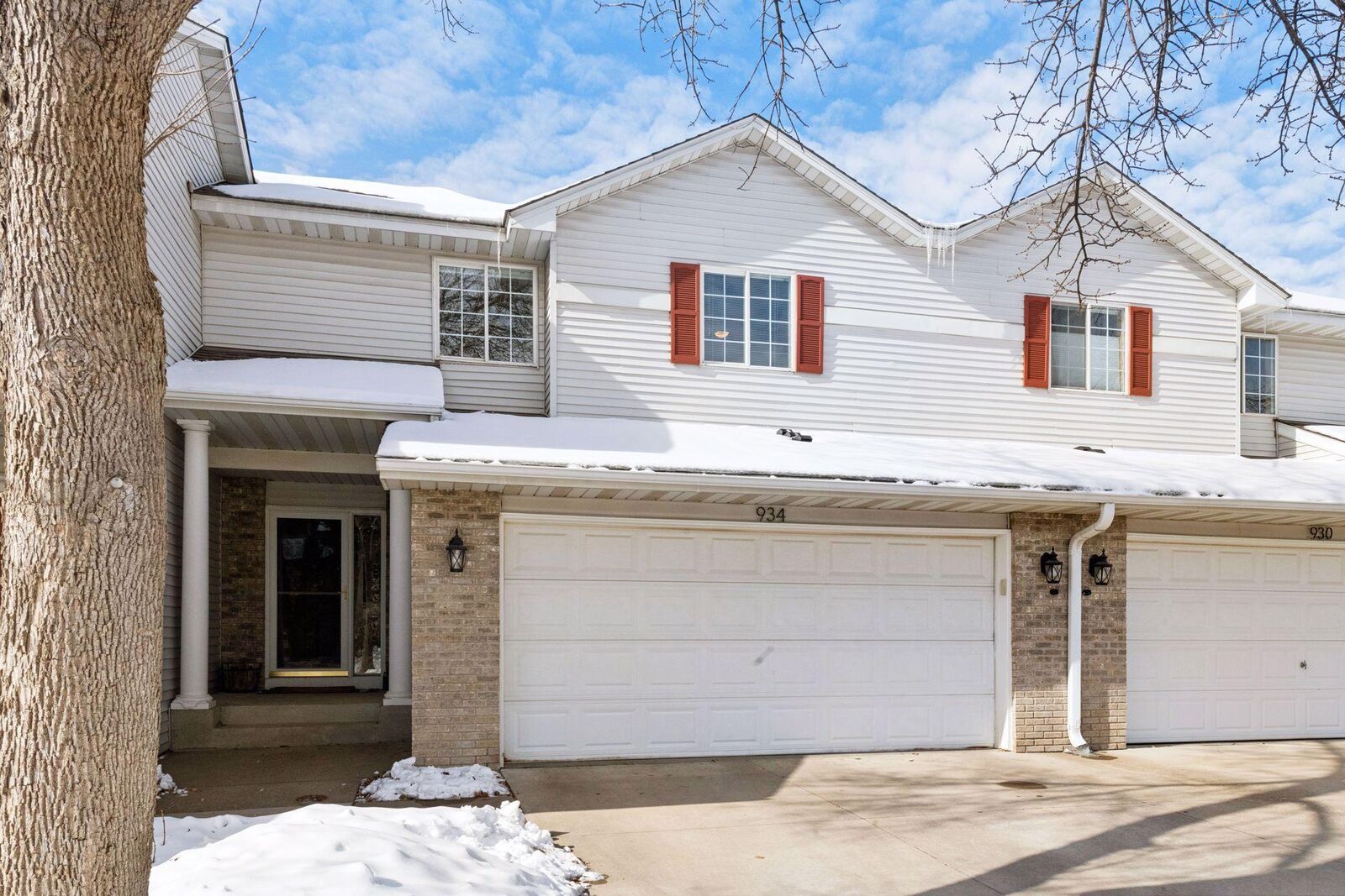 Property Photo:  934 Kelly Court  MN 55317 