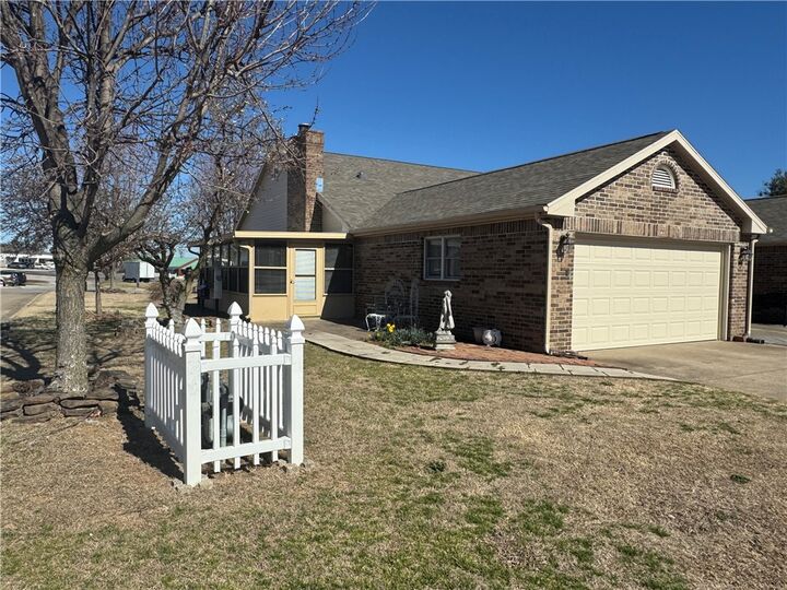 Property Photo: 1020 W Cypress Street AR 72756