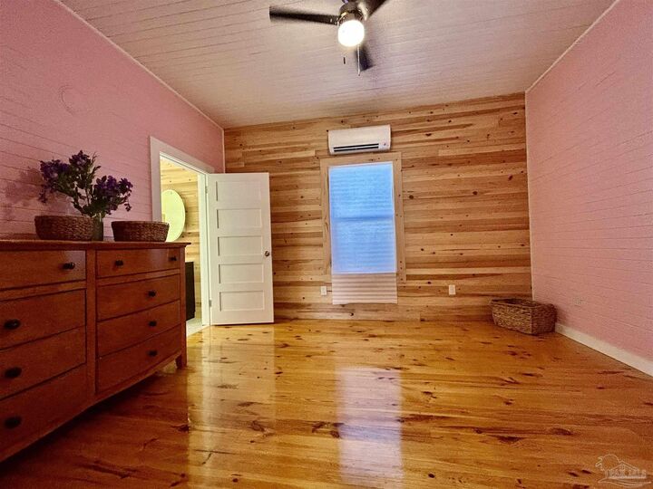 Property Photo: 1505 W. Garden St FL 32502