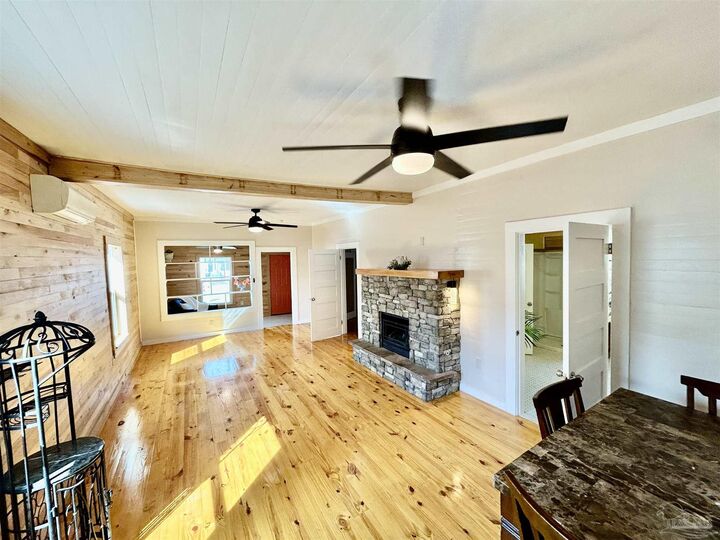 Property Photo:  1505 W. Garden St  FL 32502 