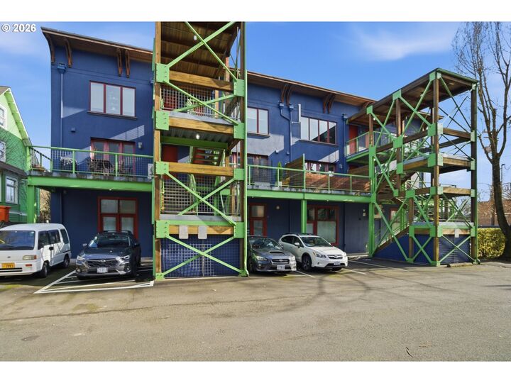 Property Photo:  325 NE Graham St 6  OR 97212 