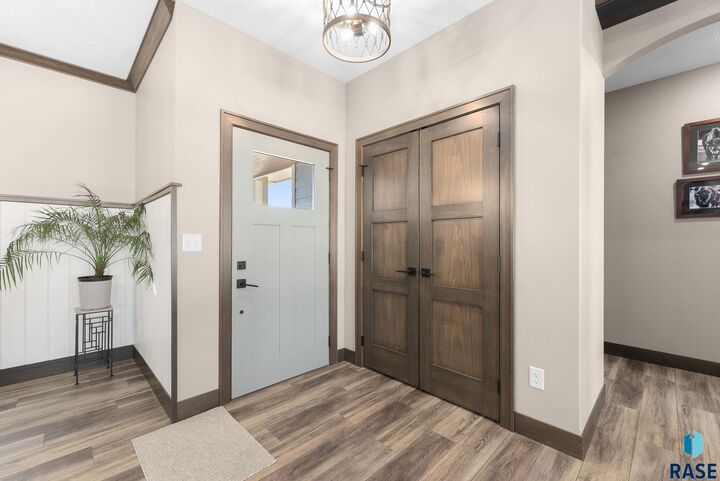 Property Photo:  2310 N Lammers Ave  SD 57064 