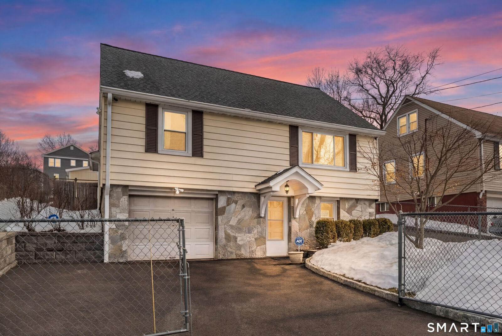 Property Photo:  46 Oakleaf Street  CT 06606 