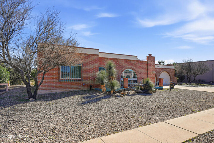 Property Photo: 250 E Paseo Chuparosas AZ 85614