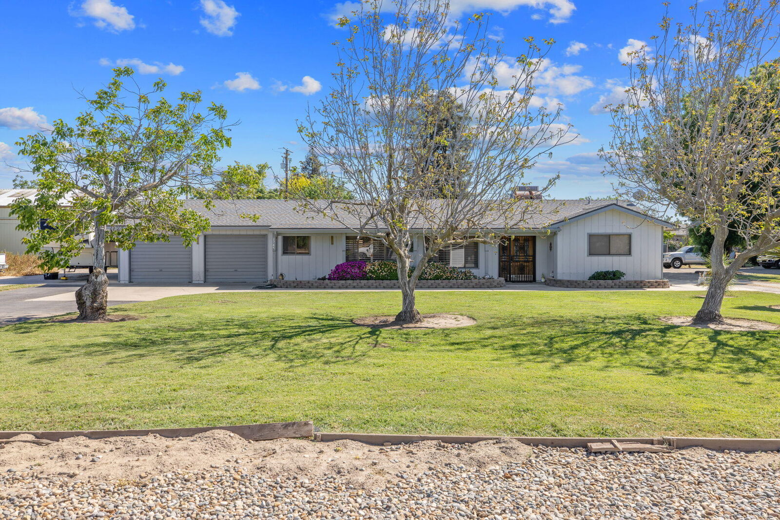 Property Photo:  2745 E Goshen Avenue NE  CA 93292 