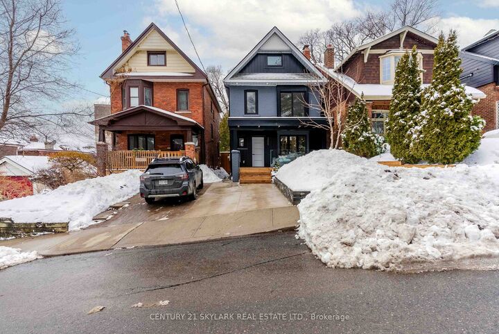 Photo de la propriété: 208 Gainsborough Road ON M4L 3C6