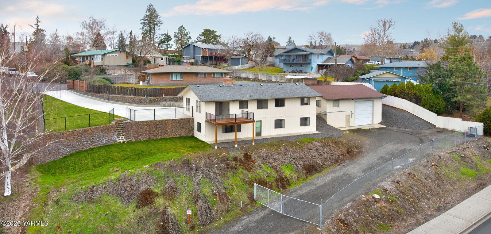 Property Photo:  608 Anchor Pl  WA 98942 