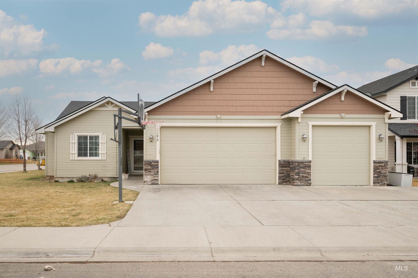 Property Photo:  1295 NE Dusty Ct  ID 83647 