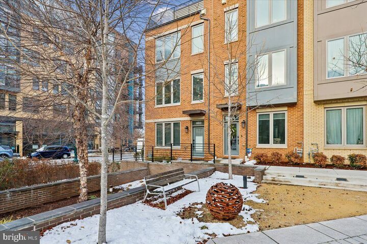 Property Photo:  882 Thompson Crescent 28  MD 20852 