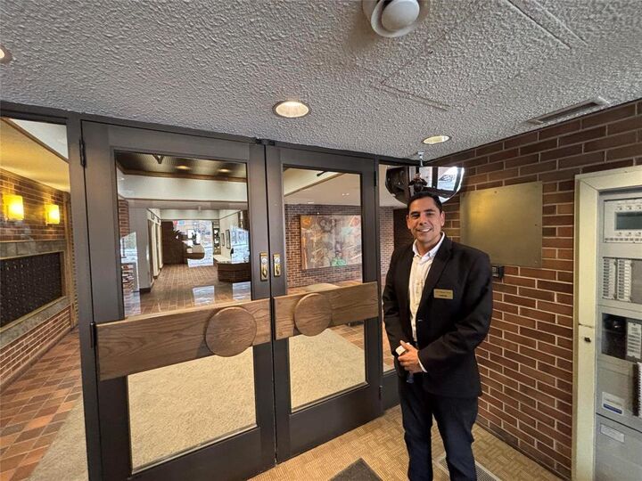 Property Photo:  255 Wellington Crescent  MB R3M 3V4 