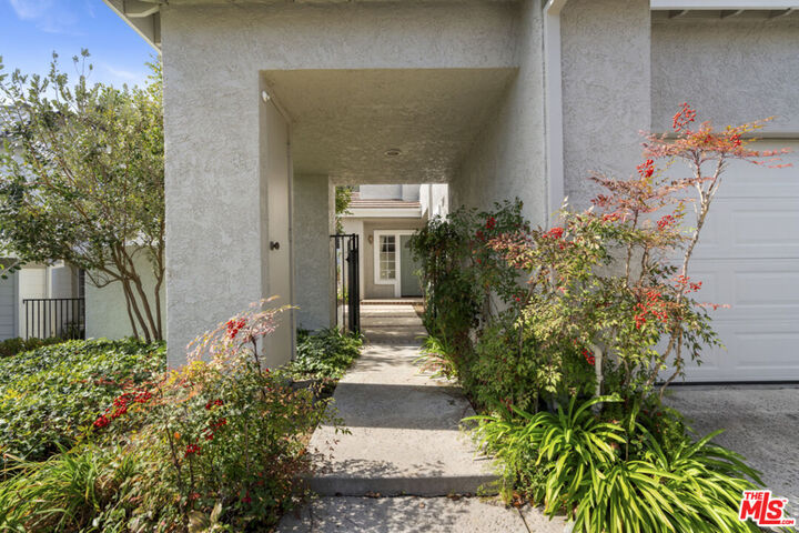 Property Photo:  843 Sunstone St  CA 91362 